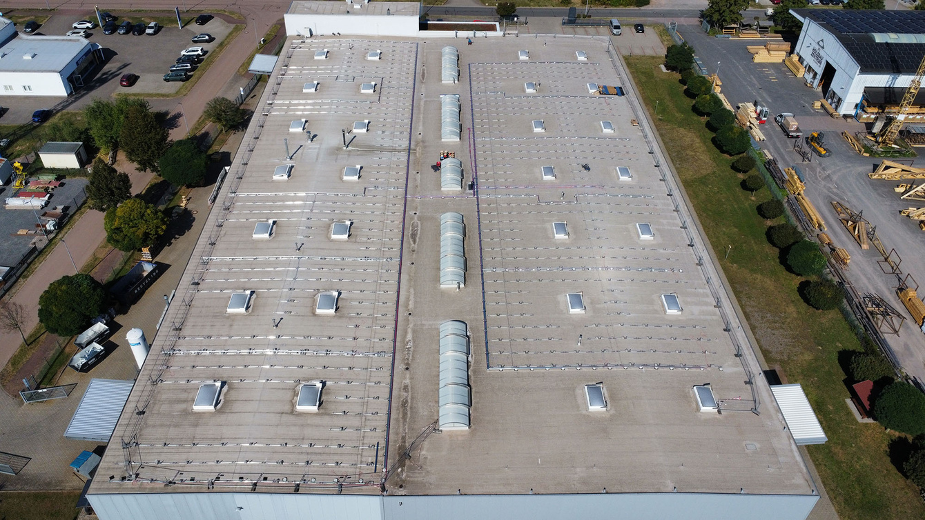 Errichtung einer 393 kWp Photovoltaik-Dach-Anlage bei INOTEC Kompetenzcenter für Elektrische Anlagen Sangerhausen GmbH in Sangerhausen