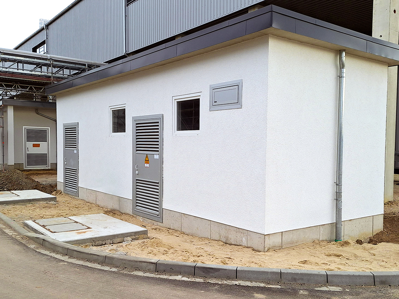 Geprüfte Schalthäuser in Massivbauweise bei INOTEC Kompetenzcenter für Elektrische Anlagen Sangerhausen GmbH in Sangerhausen