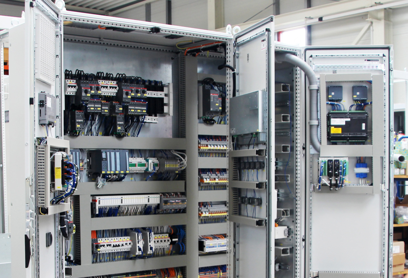 Herstellung von Schaltanlagen auf unseren Fertigungsflächen bei INOTEC Kompetenzcenter für Elektrische Anlagen Sangerhausen GmbH in Sangerhausen